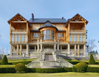 Kyiv Ukrayna yakınlarındaki Novi Petrivtsi 'deki Mezhyhirya Parkı' ndaki Honka konut binası. 