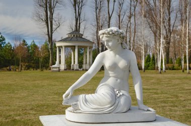 Yazın Kyiv Ukrayna yakınlarındaki Novi Petrivtsi 'deki Mezhyhirya parkında mermer heykeller