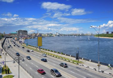 Podil nehir limanına giden yol ve Kyiv Ukrayna yazının Dnipro nehir setinin kıyısında.