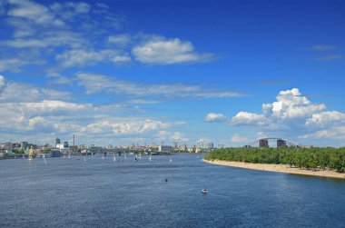 Dnipro nehri sahilinin kıyısında Hydropark Kyiv Ukrayna yaz bölgesi Podil mavi gökyüzünün altında