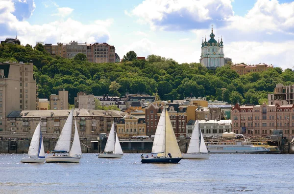 Orilla Del Río Dnipro Terraplén Kiev Ucrania Yates Podil Distrito — Foto de Stock