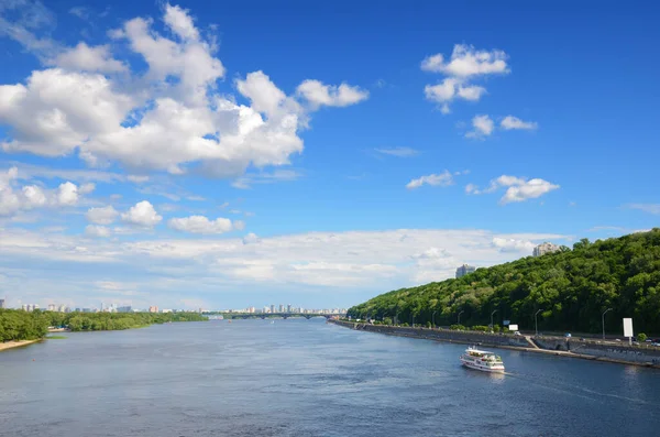 Paton Bridge Dnipro Rivier Panorama Dijk Met Toeristische Boot Kiev — Stockfoto