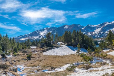 Dağ Gölü Matemale Fransa Pirenesi İlkbahar zamanı yeşil ve mavi renkler