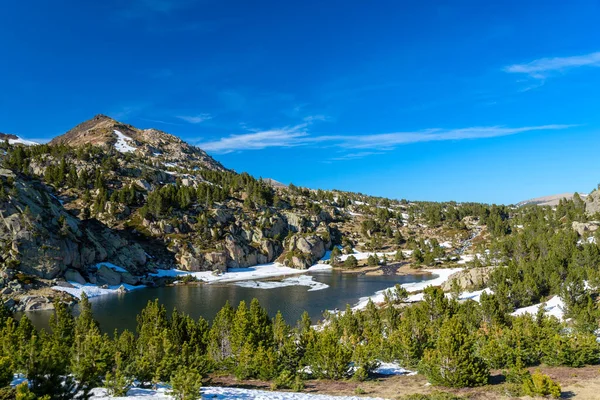 Berg Sjö Matemale Frankrike Pyrenéerna Vår Tid Grön Och Blå — Stockfoto