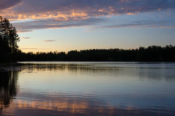 Solnedgång Sjön Nära Juuma Finland Blå Himmel Vita Moln Barrskog — Stockfoto