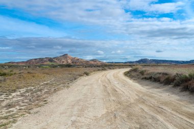 Doğa Parkı 'ndaki toprak yolu ve Bardenas Bardenas Bölgesi İspanya