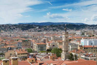 Şehrin eski ve modern bölgesinde mavi gökyüzünde beyaz bulutlar. Güzel, arka planda dağlar.