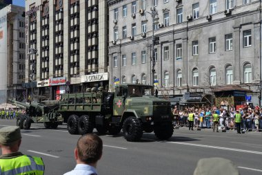 Kyiv, Ukrayna - 24 Ağustos 2018: Khreshchatyk Caddesi 'nde Bağımsızlık Günü Geçidi