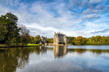 Chateau Domaine De La Bretesche Missillac Fransa Gölü üzerinde yeşil park sonbahar gökyüzü bulutları