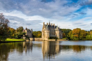 Chateau Domaine De La Bretesche Missillac Fransa Gölü üzerinde yeşil park sonbahar gökyüzü bulutları