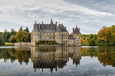 Chateau Domaine De La Bretesche Missillac Fransa Gölü üzerinde yeşil park sonbahar gökyüzü bulutları