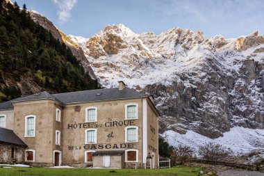 Güzel Gavarnie Sirki 'ndeki eski otel binası Fransa sonbaharı