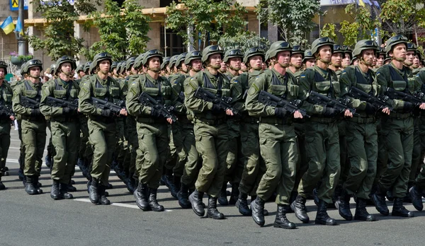Soldados ucranianos marchando no desfile militar — Fotografia de Stock
