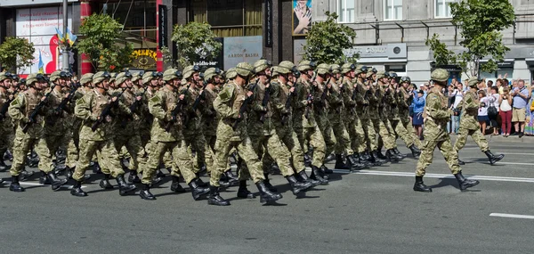 Soldados ucranianos marchando no desfile militar — Fotografia de Stock