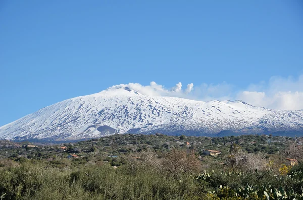 Etna con el pico de fumar y pendientes de primavera — Foto de Stock