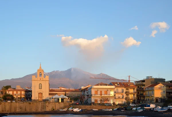Etna con el pico de fumar por encima de la ciudad italiana Acireale — Foto de Stock