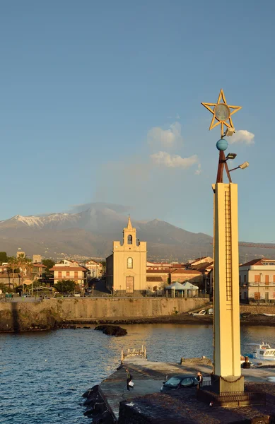 Etna con el pico de fumar por encima de la ciudad italiana Acireale — Foto de Stock