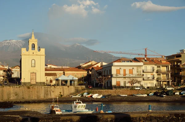 Etna z palenia szczyt powyżej włoskiego miasta acireale — Zdjęcie stockowe