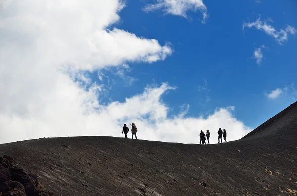 火山の斜面に小さな人々 ストック写真
