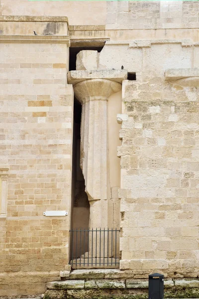 Oude kolom in de middeleeuwse muur — Stockfoto