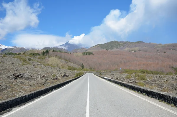 Strada di montagna sul pendio del vulcano Etna — Foto Stock
