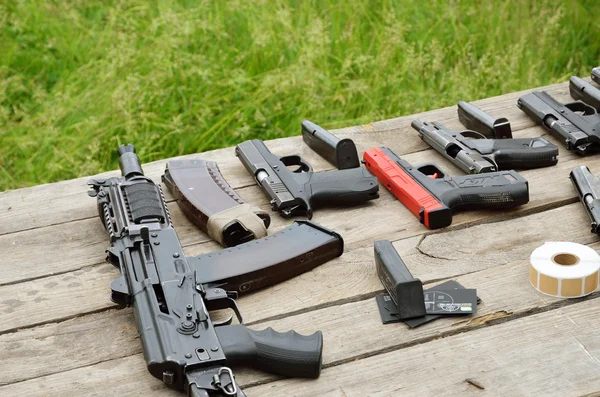 Pistolas portáteis na mesa — Fotografia de Stock