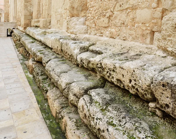 Mittelalterliche Mauer auf dem antiken Sockel — Stockfoto