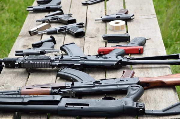 Pistolas portáteis na mesa — Fotografia de Stock