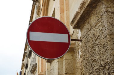 Antik duvar üzerinde kısıtlayıcı işareti