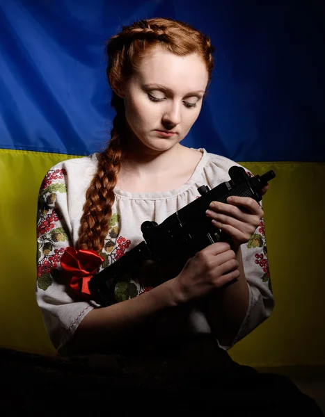 Ukrainisches Mädchen mit Maschinengewehr — Stockfoto