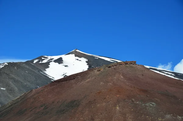 Små människor på den vulkaniska sluttningen — Stockfoto