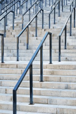 Taş merdiven raylar ile