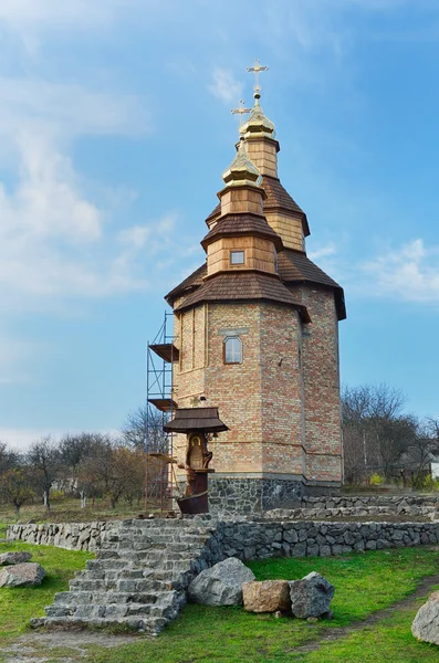 Ukrajinské vesnice s novým pravoslavná církev — Stock fotografie