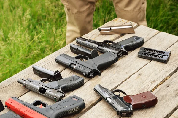 Pistolas portáteis na mesa — Fotografia de Stock