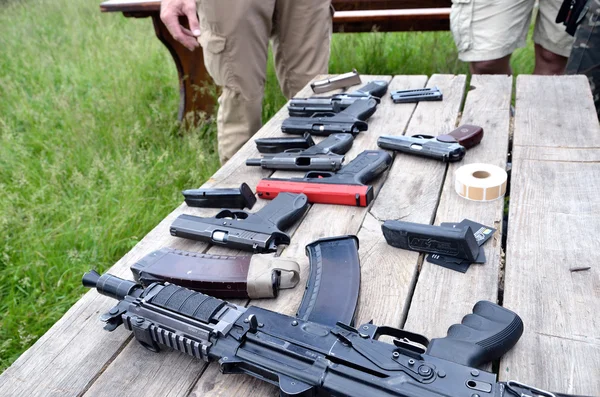 Pistolas portáteis na mesa — Fotografia de Stock