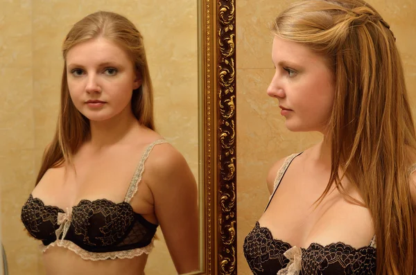 Νεαρή γυναίκα μπροστά από τον καθρέφτη — Φωτογραφία Αρχείου