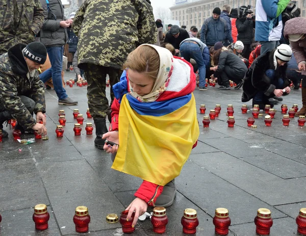 Oekraïens Maidan gevuld met memorial kaarsen — Stockfoto