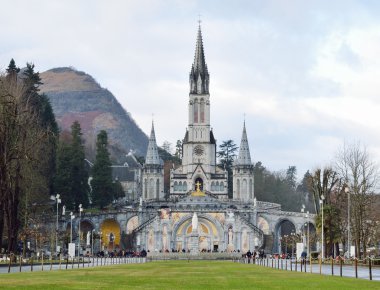 Bizim kadın, lourdes sanctuary