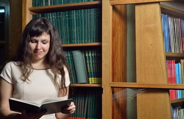 Een jonge vrouw in de bibliotheek — Stockfoto