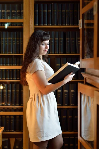 Een jonge vrouw in de bibliotheek — Stockfoto
