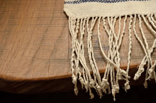Okraji dřevo stolu domácku tkaný ručníkem — Stock fotografie