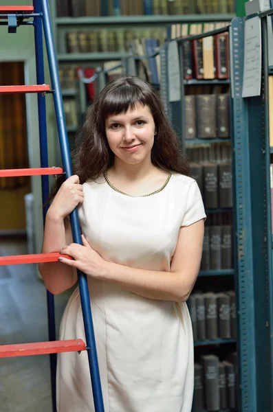 En la biblioteca — Foto de Stock