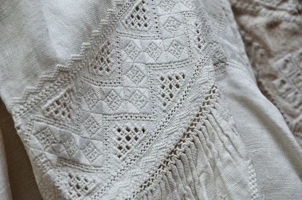 Украинская традиционная белая вышивка — стоковое фото
