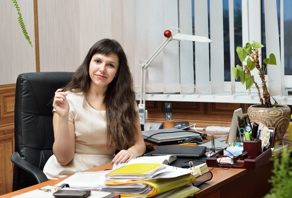 Eine Frau am Tisch — Stockfoto