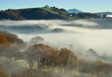 Eteklerinde n sis, Bask öder