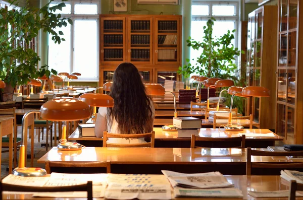 Läsesalen i biblioteket — Stockfoto