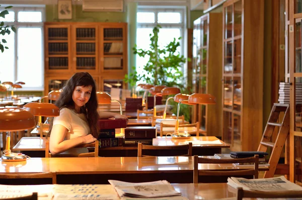 Läsesalen i biblioteket — Stockfoto