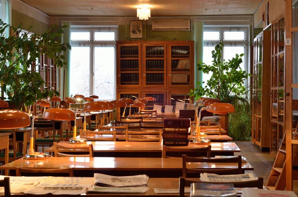 Okuma-Kütüphane salonunda