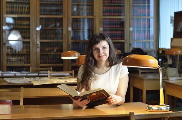 In biblioteca. — Foto Stock