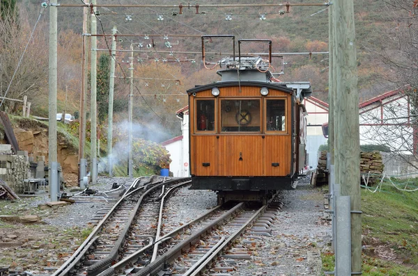 Ferrocarril de rack eléctrico en la montaña — Foto de Stock